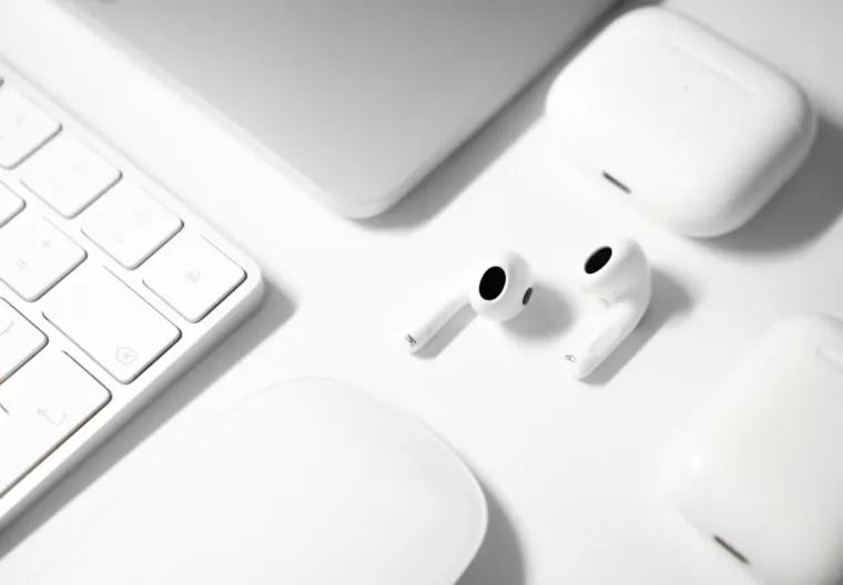 Read more about the article Apple AirPods Pro 2 vs AirPods 4: A Complete Guide to Choosing the Best Earbuds